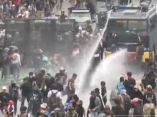 Aparat Kepolisian saat menghalau perserta demo 25 Agustus menggunakan Water Cannon. (Foto : Kilat)