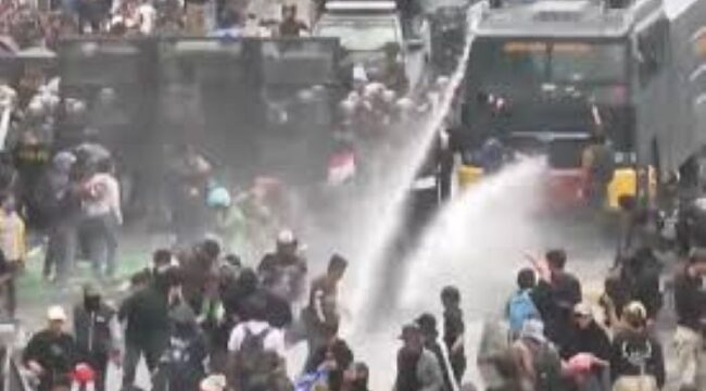 Aparat Kepolisian saat menghalau perserta demo 25 Agustus menggunakan Water Cannon. (Foto : Kilat)