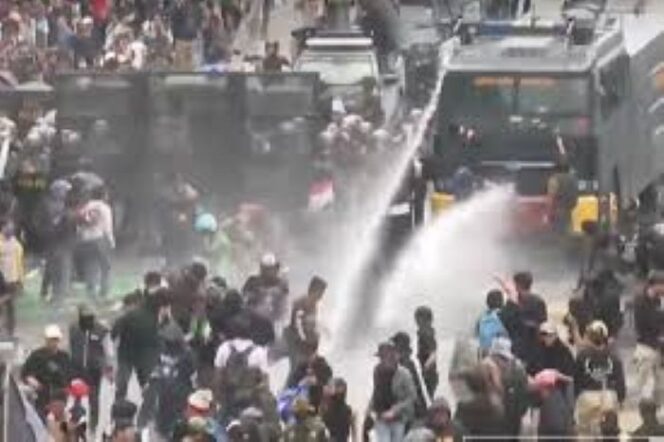 
Aparat Kepolisian saat menghalau perserta demo 25 Agustus menggunakan Water Cannon. (Foto : Kilat)