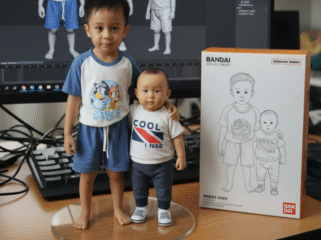 Foto masa kecil dan masa kini yang di gabungkan menjadi action figur lewat LMarena AI