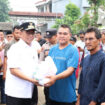 Gubernur Banten Andra Soni memberikan bantuan bagi korban terdampak banjir di kabupaten tangerang (Foto: Kominfo)