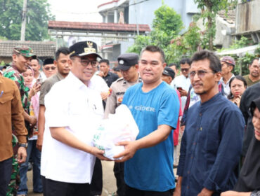 Gubernur Banten Andra Soni memberikan bantuan bagi korban terdampak banjir di kabupaten tangerang (Foto: Kominfo)