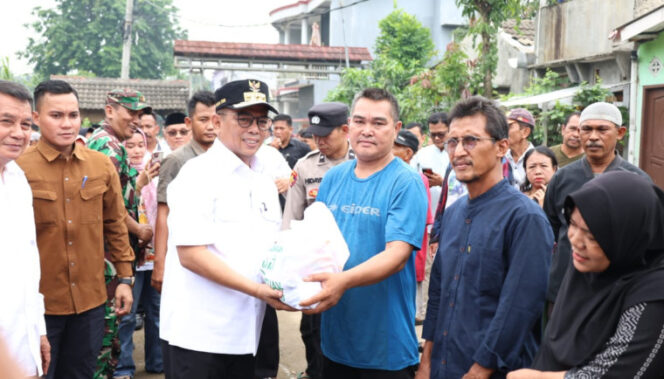 
					Gubernur Banten Andra Soni memberikan bantuan bagi korban terdampak banjir di kabupaten tangerang (Foto: Kominfo)