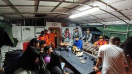 Para prajurit Bakamla RI  bersama dengan delapan Nelayan yang berhasil diselamatkan. (Foto : Humas Bakamla).