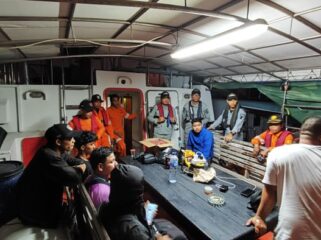 Para prajurit Bakamla RI  bersama dengan delapan Nelayan yang berhasil diselamatkan. (Foto : Humas Bakamla).