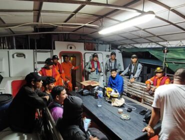 Para prajurit Bakamla RI  bersama dengan delapan Nelayan yang berhasil diselamatkan. (Foto : Humas Bakamla).