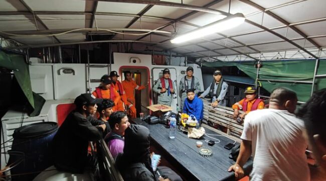 Para prajurit Bakamla RI  bersama dengan delapan Nelayan yang berhasil diselamatkan. (Foto : Humas Bakamla).