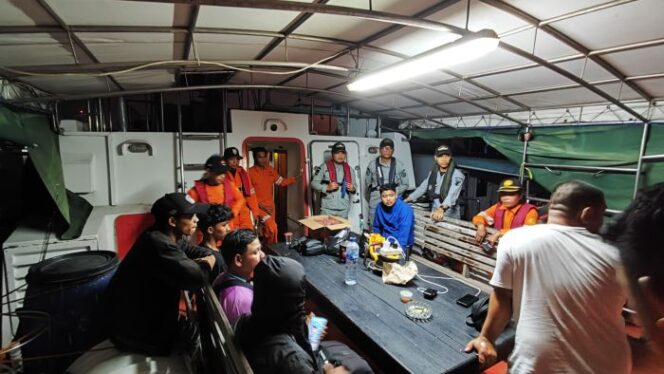 
					Para prajurit Bakamla RI  bersama dengan delapan Nelayan yang berhasil diselamatkan. (Foto : Humas Bakamla).