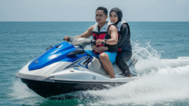 Foto hasil dari Gemini AI, Seorang Pria bermain jetski dengan pancarnya di pantai(Foto: Dok. Jejaknarasi.id)