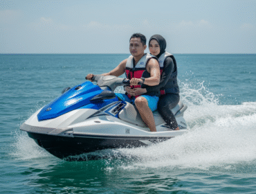 Foto hasil dari Gemini AI, Seorang Pria bermain jetski dengan pancarnya di pantai(Foto: Dok. Jejaknarasi.id)