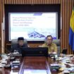 Wamendagri Bima saat memimpin Rapat Paparan Penyelenggaraan Standar Pelayanan Minimal (SPM) dan Dana Transfer Daerah Kota Bandung. (Foto : Puspen Kemendagri)