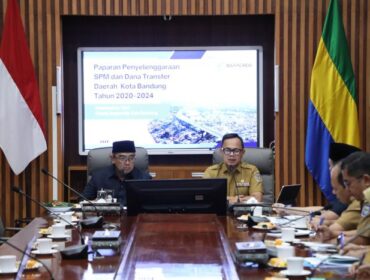 Wamendagri Bima saat memimpin Rapat Paparan Penyelenggaraan Standar Pelayanan Minimal (SPM) dan Dana Transfer Daerah Kota Bandung. (Foto : Puspen Kemendagri)