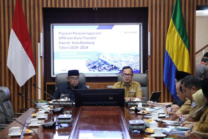 Wamendagri Bima saat memimpin Rapat Paparan Penyelenggaraan Standar Pelayanan Minimal (SPM) dan Dana Transfer Daerah Kota Bandung. (Foto : Puspen Kemendagri)