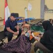 Kepala Badan Gizi Nasional (BGN), Dadan Hindayana, saat meninjau langsung Posko Penanganan kasus dugaan keracunan makanan Program Makan Bergizi Gratis (MBG) di Cipongkor, Kabupaten Bandung Barat. (Foto : Humas BGN)