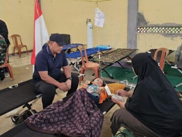 Kepala Badan Gizi Nasional (BGN), Dadan Hindayana, saat meninjau langsung Posko Penanganan kasus dugaan keracunan makanan Program Makan Bergizi Gratis (MBG) di Cipongkor, Kabupaten Bandung Barat. (Foto : Humas BGN)
