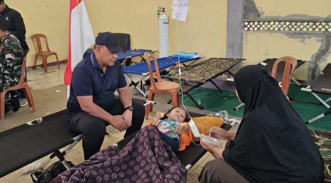 Kepala Badan Gizi Nasional (BGN), Dadan Hindayana, saat meninjau langsung Posko Penanganan kasus dugaan keracunan makanan Program Makan Bergizi Gratis (MBG) di Cipongkor, Kabupaten Bandung Barat. (Foto : Humas BGN)