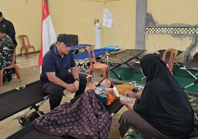 
					Kepala Badan Gizi Nasional (BGN), Dadan Hindayana, saat meninjau langsung Posko Penanganan kasus dugaan keracunan makanan Program Makan Bergizi Gratis (MBG) di Cipongkor, Kabupaten Bandung Barat. (Foto : Humas BGN)