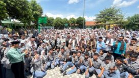 Para Genzi Subang saat foto bersama usai menggelar Ekspresikan kepeduliannya terhadap musibah banjir Bali. (Foto : KITA)