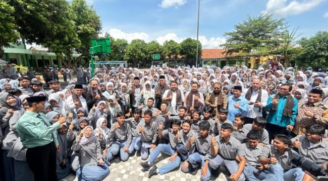 Para Genzi Subang saat foto bersama usai menggelar Ekspresikan kepeduliannya terhadap musibah banjir Bali. (Foto : KITA)