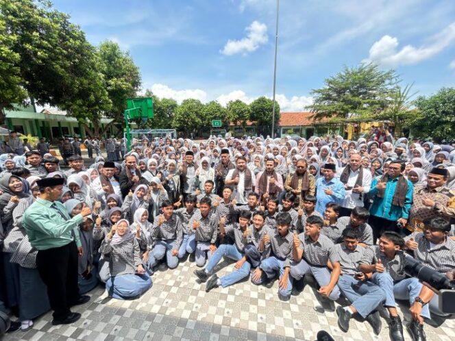 
					Para Genzi Subang saat foto bersama usai menggelar Ekspresikan kepeduliannya terhadap musibah banjir Bali. (Foto : KITA)