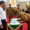 Gubernur Banten Andra Soni saat menandatangani SK pengangkatan CPNS menjadi PNS. (Foto: Istimewa)