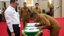 Gubernur Banten Andra Soni saat menandatangani SK pengangkatan CPNS menjadi PNS. (Foto: Istimewa)