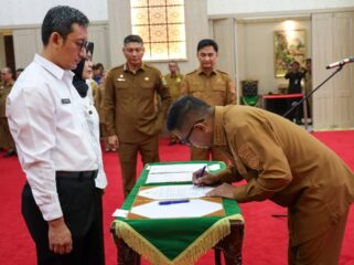 Gubernur Banten Andra Soni saat menandatangani SK pengangkatan CPNS menjadi PNS. (Foto: Istimewa)