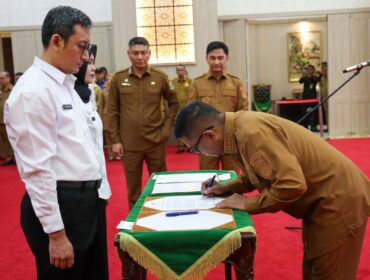 Gubernur Banten Andra Soni saat menandatangani SK pengangkatan CPNS menjadi PNS. (Foto: Istimewa)