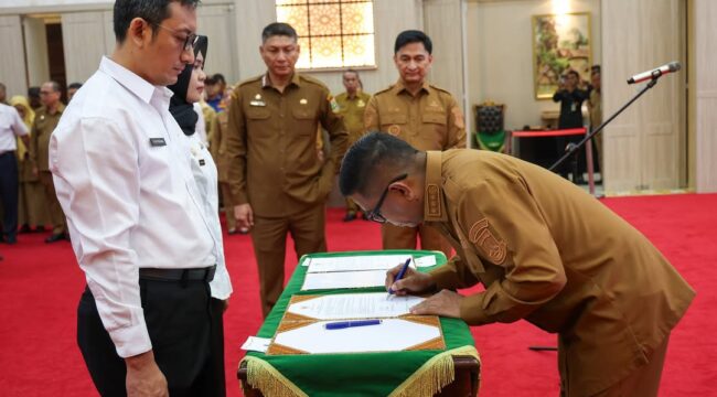 Gubernur Banten Andra Soni saat menandatangani SK pengangkatan CPNS menjadi PNS. (Foto: Istimewa)