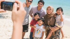 Ilustrasi menikmati liburan bersama keluarga di pantai (Foto: Lmarena AI)