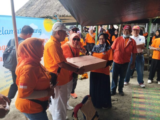 
					Komunitas Jalan Sehat Bersama LMK dan FKDM Palmerah Gelar Tour Bertajuk Silaturahmi