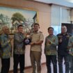 Ketua Pokja Wali Kota Jakarta Pusat Helmi AR saat memberikan cindera mata kepada Kepala Pertanahan Jakarta Pusat Firman Ariefiansyah Singagerda, S.T., M.Sc. (Foto: Sirhan/Jejaknarasi.id)