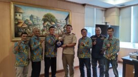 Ketua Pokja Wali Kota Jakarta Pusat Helmi AR saat memberikan cindera mata kepada Kepala Pertanahan Jakarta Pusat Firman Ariefiansyah Singagerda, S.T., M.Sc. (Foto: Sirhan/Jejaknarasi.id)