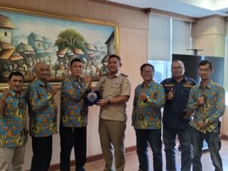 Ketua Pokja Wali Kota Jakarta Pusat Helmi AR saat memberikan cindera mata kepada Kepala Pertanahan Jakarta Pusat Firman Ariefiansyah Singagerda, S.T., M.Sc. (Foto: Sirhan/Jejaknarasi.id)