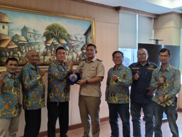 Ketua Pokja Wali Kota Jakarta Pusat Helmi AR saat memberikan cindera mata kepada Kepala Pertanahan Jakarta Pusat Firman Ariefiansyah Singagerda, S.T., M.Sc. (Foto: Sirhan/Jejaknarasi.id)