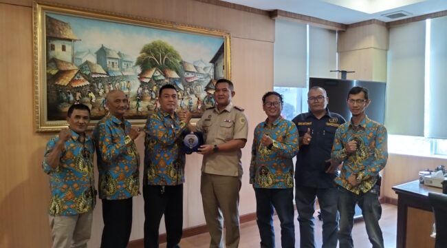 Ketua Pokja Wali Kota Jakarta Pusat Helmi AR saat memberikan cindera mata kepada Kepala Pertanahan Jakarta Pusat Firman Ariefiansyah Singagerda, S.T., M.Sc. (Foto: Sirhan/Jejaknarasi.id)