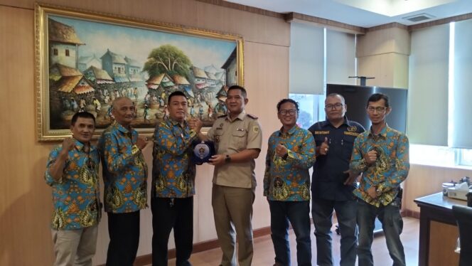 
					Ketua Pokja Wali Kota Jakarta Pusat Helmi AR saat memberikan cindera mata kepada Kepala Pertanahan Jakarta Pusat Firman Ariefiansyah Singagerda, S.T., M.Sc. (Foto: Sirhan/Jejaknarasi.id)