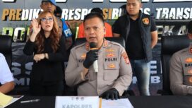Kapolres Metro Bekasi Kota Kombes Pol Kusumo Wahyu Bintoro, S.H., saat memberikan keterangan kepada wartawan saat konferensi Pers. (Foto: Humas Polres Metro Bekasi)
