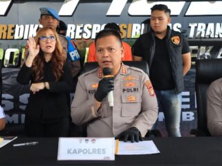 Kapolres Metro Bekasi Kota Kombes Pol Kusumo Wahyu Bintoro, S.H., saat memberikan keterangan kepada wartawan saat konferensi Pers. (Foto: Humas Polres Metro Bekasi)