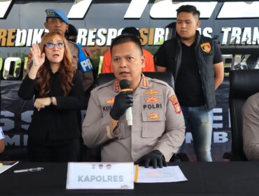 Kapolres Metro Bekasi Kota Kombes Pol Kusumo Wahyu Bintoro, S.H., saat memberikan keterangan kepada wartawan saat konferensi Pers. (Foto: Humas Polres Metro Bekasi)