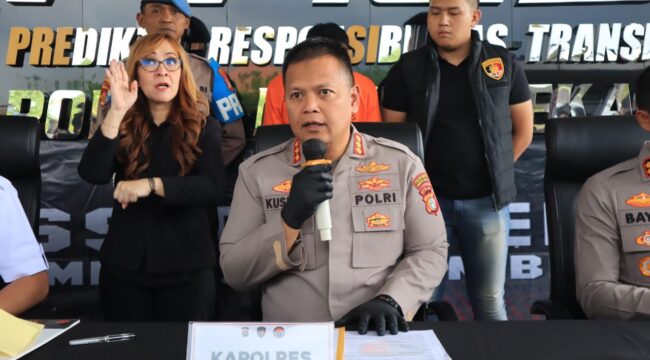 Kapolres Metro Bekasi Kota Kombes Pol Kusumo Wahyu Bintoro, S.H., saat memberikan keterangan kepada wartawan saat konferensi Pers. (Foto: Humas Polres Metro Bekasi)