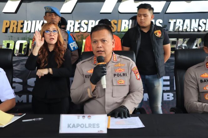 
					Kapolres Metro Bekasi Kota Kombes Pol Kusumo Wahyu Bintoro, S.H., saat memberikan keterangan kepada wartawan saat konferensi Pers. (Foto: Humas Polres Metro Bekasi)