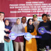 Bupati Tangerang Maesyal Rasyid bersama menteri PKP Ara secara simbolis memberikan kunci rumah pada program bedah rumah (Foto: Kominfo Kab Tangerang)