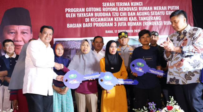Bupati Tangerang Maesyal Rasyid bersama menteri PKP Ara secara simbolis memberikan kunci rumah pada program bedah rumah (Foto: Kominfo Kab Tangerang)