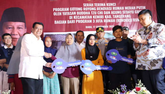 
					Bupati Tangerang Maesyal Rasyid bersama menteri PKP Ara secara simbolis memberikan kunci rumah pada program bedah rumah (Foto: Kominfo Kab Tangerang)
