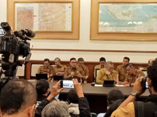 Wali dan Wakil Wali Kota Tangsel saat memberikan jawaban terkait isu yang berkembang di Tangerang Selatan. (Foto: Dok Jejaknarasi.id)