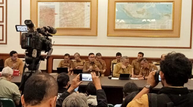 Wali dan Wakil Wali Kota Tangsel saat memberikan jawaban terkait isu yang berkembang di Tangerang Selatan. (Foto: Dok Jejaknarasi.id)