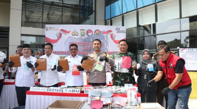 Kapolres Tangerang Kota dan Wali Kota Tangerang tunjukan barang bukti sabu hasil penangkapan (Foto: Isitmewa)