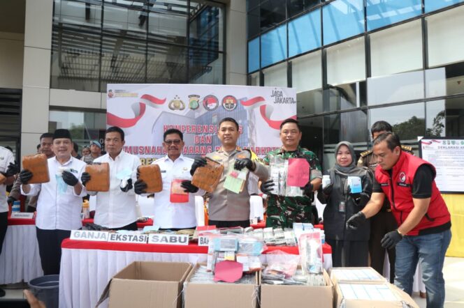 
					Kapolres Tangerang Kota dan Wali Kota Tangerang tunjukan barang bukti sabu hasil penangkapan (Foto: Isitmewa)