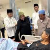 Menag Nasruddin Umar saat menjenguk korban masjid roboh. (Foto : Humas Kemenag)